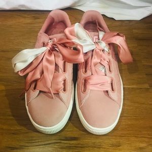 CUUUUTE ROSE GOLD PINK PUMAS **NEVER WORN**